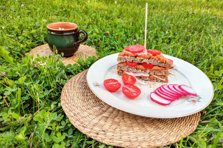 Śniadanie na trawie - kanapka z pastą pomidorową i herbata z jaśminem.