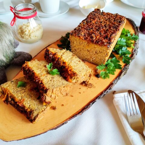 Drewniana patera a na niej pokrojony w hojne plastry pasztet.