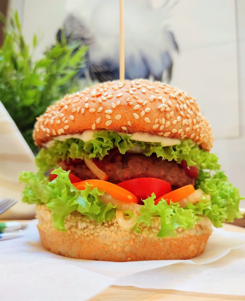 Kanapka z burgerem roślinnym, inspirowana hamburgerem.