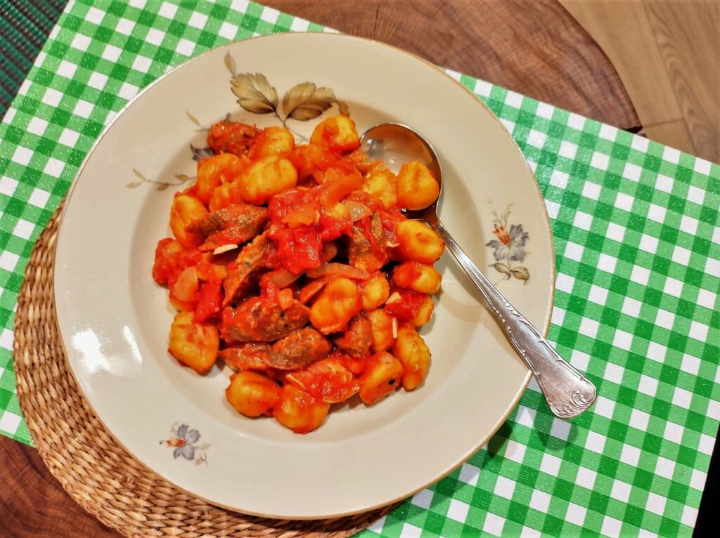Wege gnocchi z pomidorami i kiełbasą.