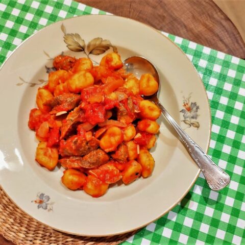 Wege gnocchi z pomidorami i kiełbasą.