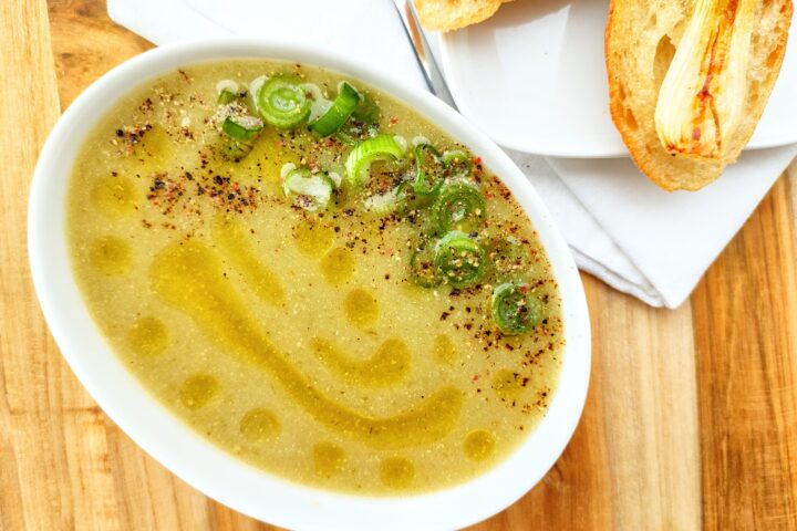 Zupa-krem z kalafiora i zielonej cebulki.