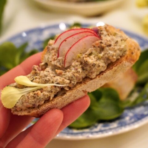 Wegańska pasta o smaku jajek i wędzonej makreli EasyVege