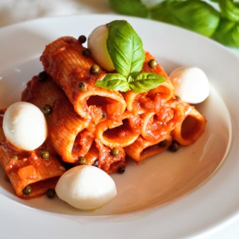Rigatoni w czerwonym sosie pesto EasyVege